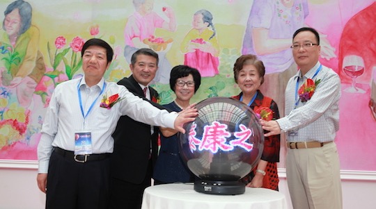 泰康之家高品质医养社区源于陈东升董事长改变中国人“夕阳无限好,只是近黄昏”生活方式的强烈使命感。泰康之家源于泰康的战略思想:“坚持专业化、深耕寿险产业链、提供从摇篮到天堂的金融保险服务。