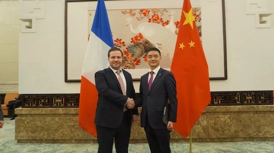 泰康之家高品质医养社区源于陈东升董事长改变中国人“夕阳无限好,只是近黄昏”生活方式的强烈使命感。泰康之家源于泰康的战略思想:“坚持专业化、深耕寿险产业链、提供从摇篮到天堂的金融保险服务。